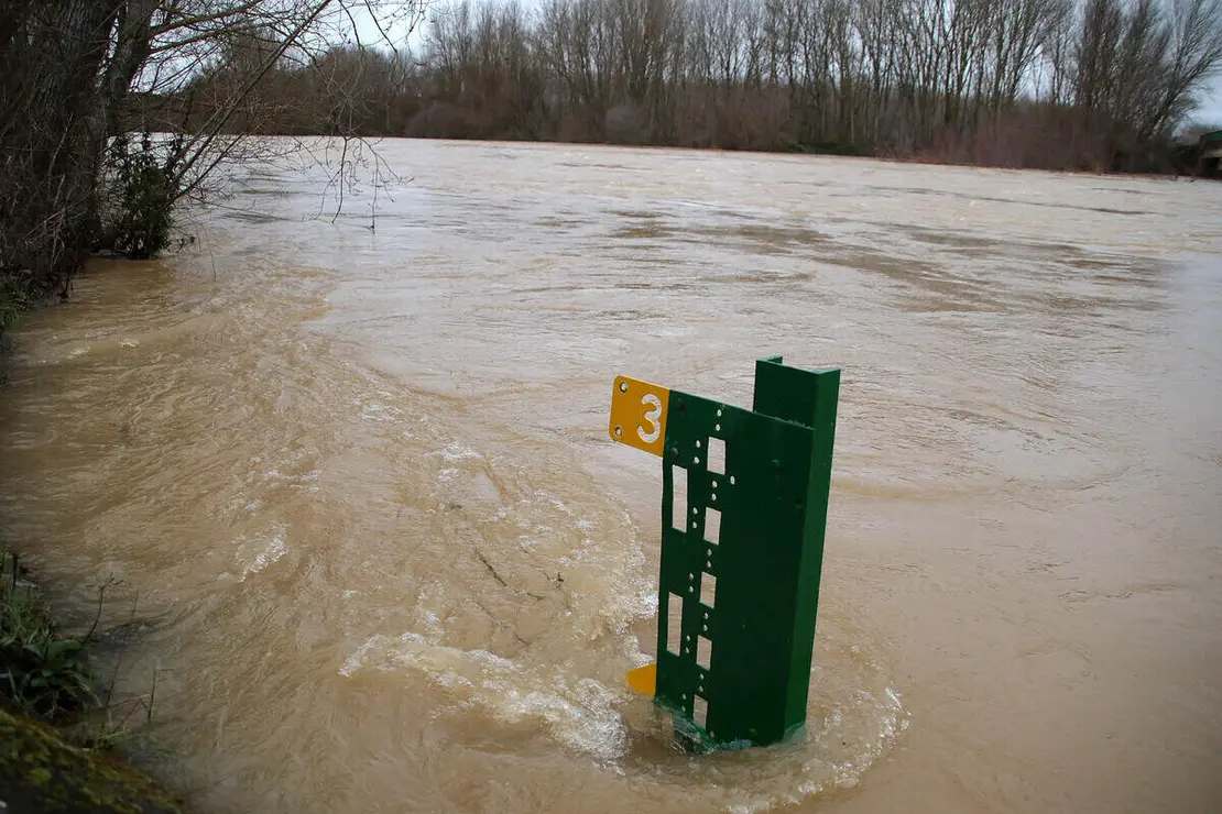 El r&iacute;o Bernesga se desborda a su paso por Puente Castro