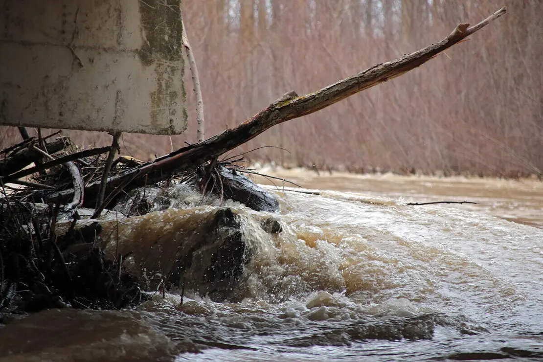 El r&iacute;o Bernesga se desborda a su paso por Puente Castro