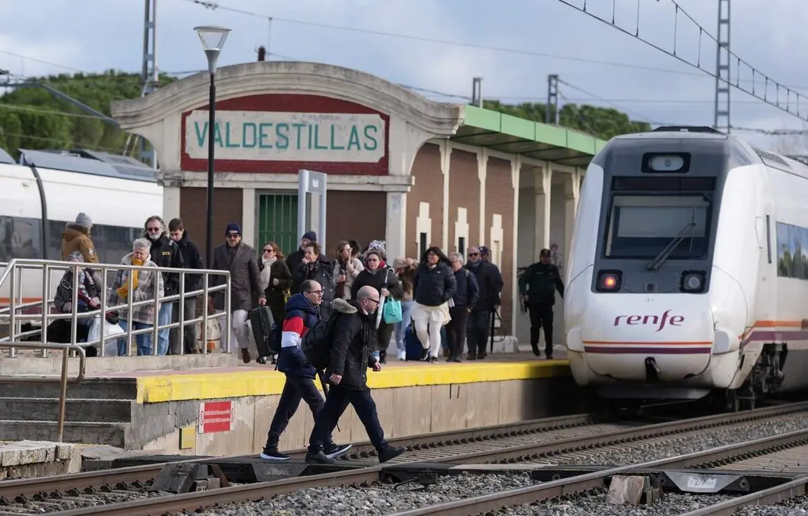 Un tren de media distancia entre Puebla y Valladolid arrolla "levemente" a un cami&oacute;n que hac&iacute;a trabajos en un paso a nivel entre Pozaldez y Valdestillas