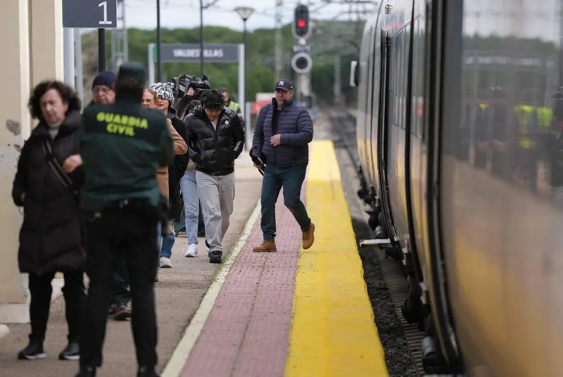 Un tren de media distancia entre Puebla y Valladolid arrolla "levemente" a un cami&oacute;n que hac&iacute;a trabajos en un paso a nivel entre Pozaldez y Valdestillas
