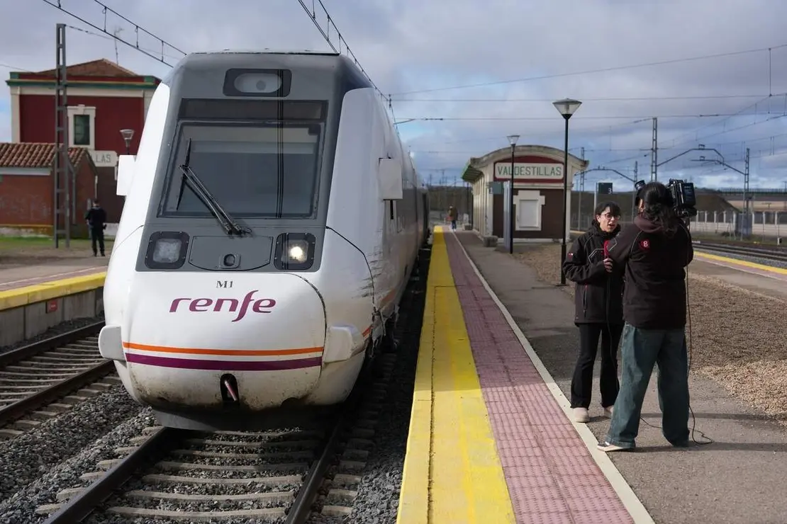 Un tren de media distancia entre Puebla y Valladolid arrolla "levemente" a un cami&oacute;n que hac&iacute;a trabajos en un paso a nivel entre Pozaldez y Valdestillas