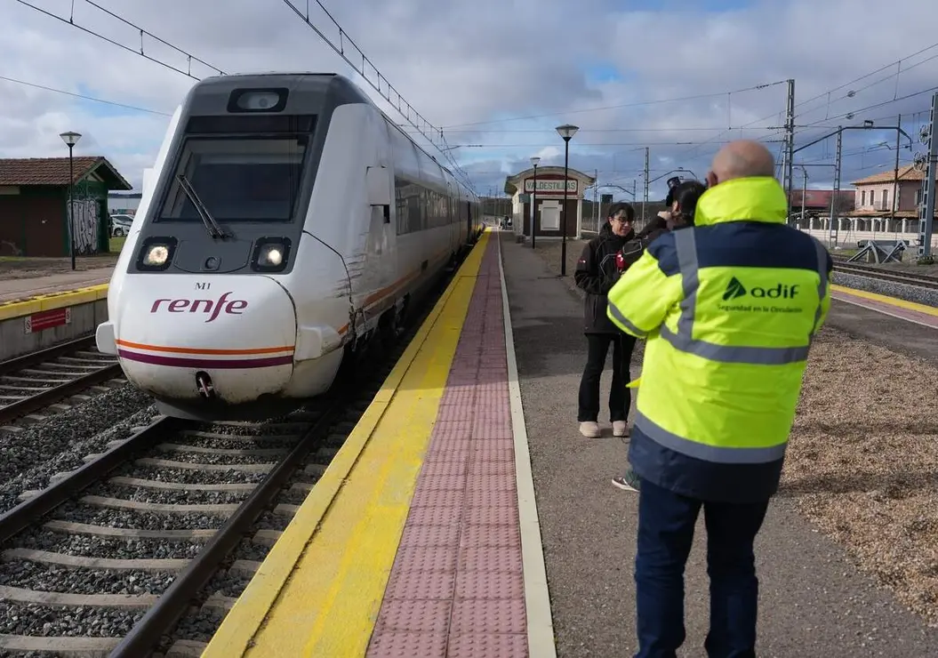 Un tren de media distancia entre Puebla y Valladolid arrolla "levemente" a un cami&oacute;n que hac&iacute;a trabajos en un paso a nivel entre Pozaldez y Valdestillas