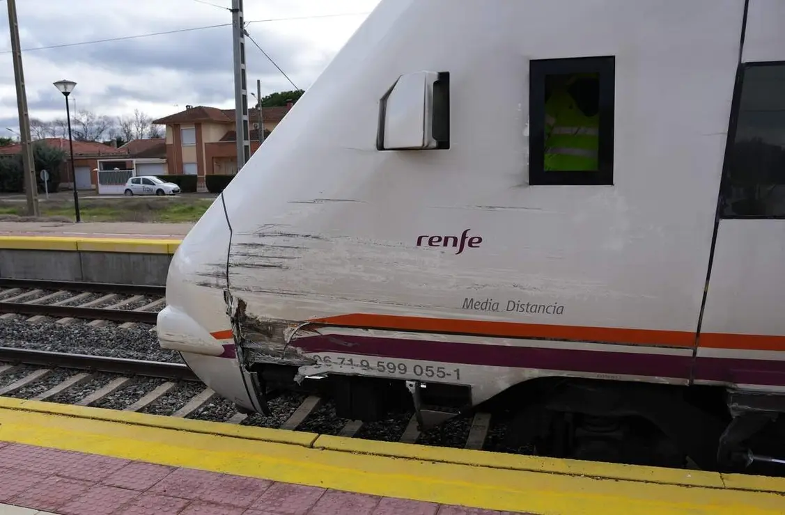 Un tren de media distancia entre Puebla y Valladolid arrolla "levemente" a un cami&oacute;n que hac&iacute;a trabajos en un paso a nivel entre Pozaldez y Valdestillas