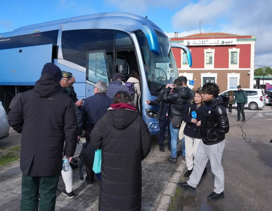 Un tren de media distancia entre Puebla y Valladolid arrolla "levemente" a un cami&oacute;n que hac&iacute;a trabajos en un paso a nivel entre Pozaldez y Valdestillas