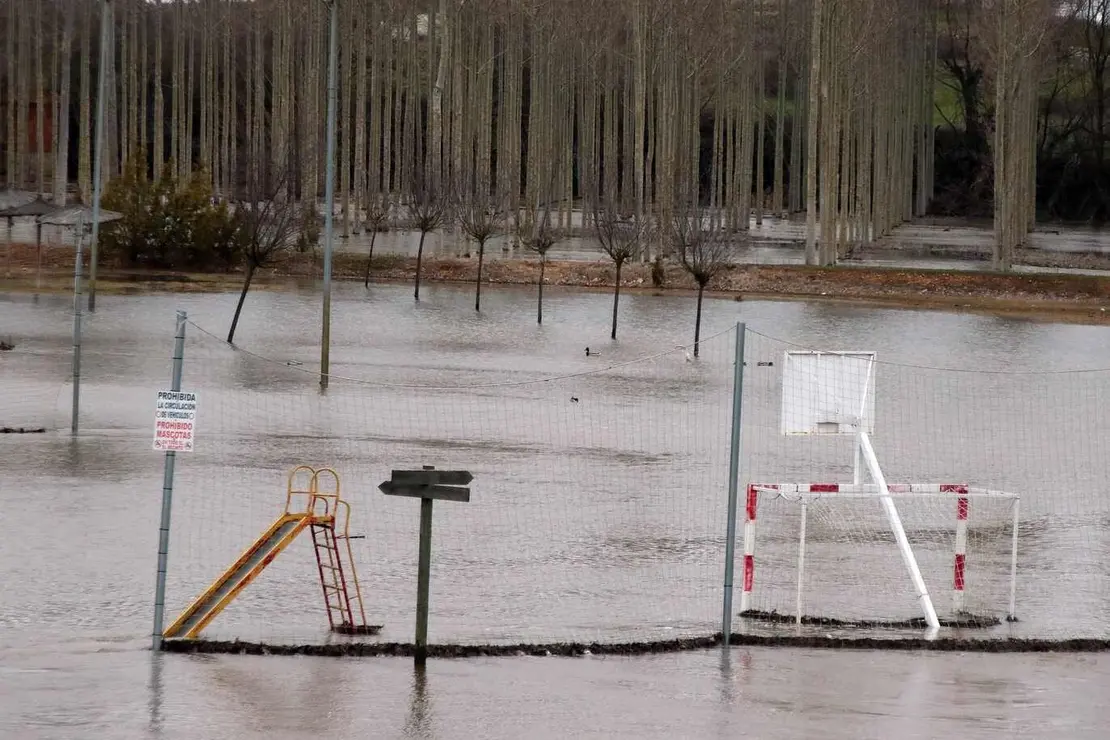 El r&iacute;o &Oacute;rbigo se desborda a su paso por Cebrones del R&iacute;o