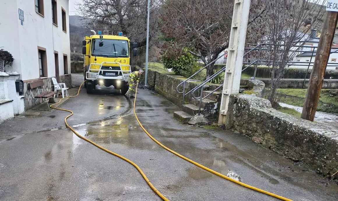 Efectivos de Infocal limpian la localidad de de Gara&ntilde;o tras el desbordamiento de una presa. Autobombas de la Junta retiran barro y restos arrastrados por las lluvias y el deshielo en esta localidad leonesa.