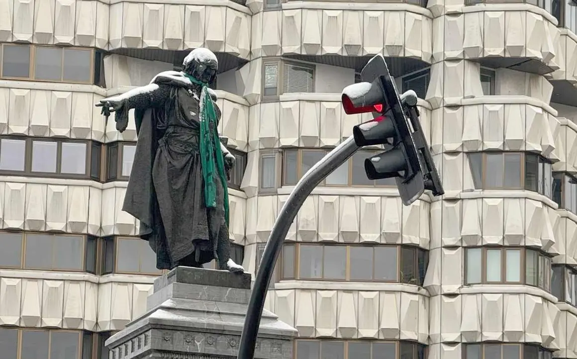La estatua de Guzm&aacute;n, en Le&oacute;n capital, ha aparecido este mi&eacute;rcoles con una bufanda verde recordando que en esta jornada se conmemora el D&iacute;a Mundial contra el C&aacute;ncer. Fotos: Silvia Garc&iacute;a