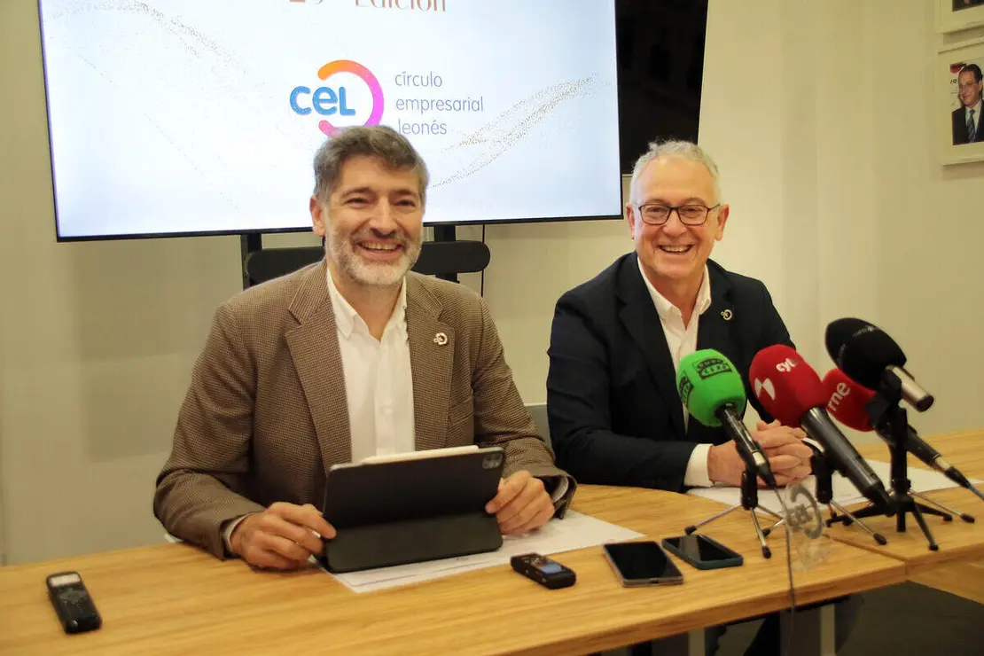 El presidente del C&iacute;rculo Empresarial Leon&eacute;s, Julio C&eacute;sar &Aacute;lvarez, y el secretario general, Niceso &Aacute;lvarez, anuncian al premiado con el galard&oacute;n C&iacute;rculo de Oro