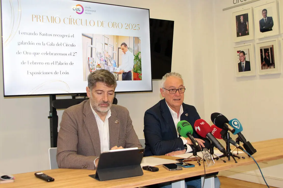 El presidente del C&iacute;rculo Empresarial Leon&eacute;s, Julio C&eacute;sar &Aacute;lvarez, y el secretario general, Niceso &Aacute;lvarez, anuncian al premiado con el galard&oacute;n C&iacute;rculo de Oro