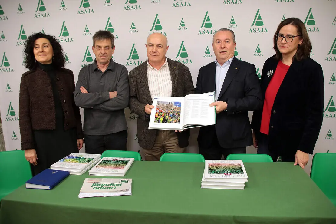 El presidente de la Asociaci&oacute;n de J&oacute;venes Agricultores de Castilla y Le&oacute;n, Donaciano Dujo, presenta el libro &lsquo;Reivindicaciones y servicios para un campo moderno y tecnol&oacute;gico&rsquo;, editado por Asaja de Le&oacute;n con motivo de su 40 aniversario