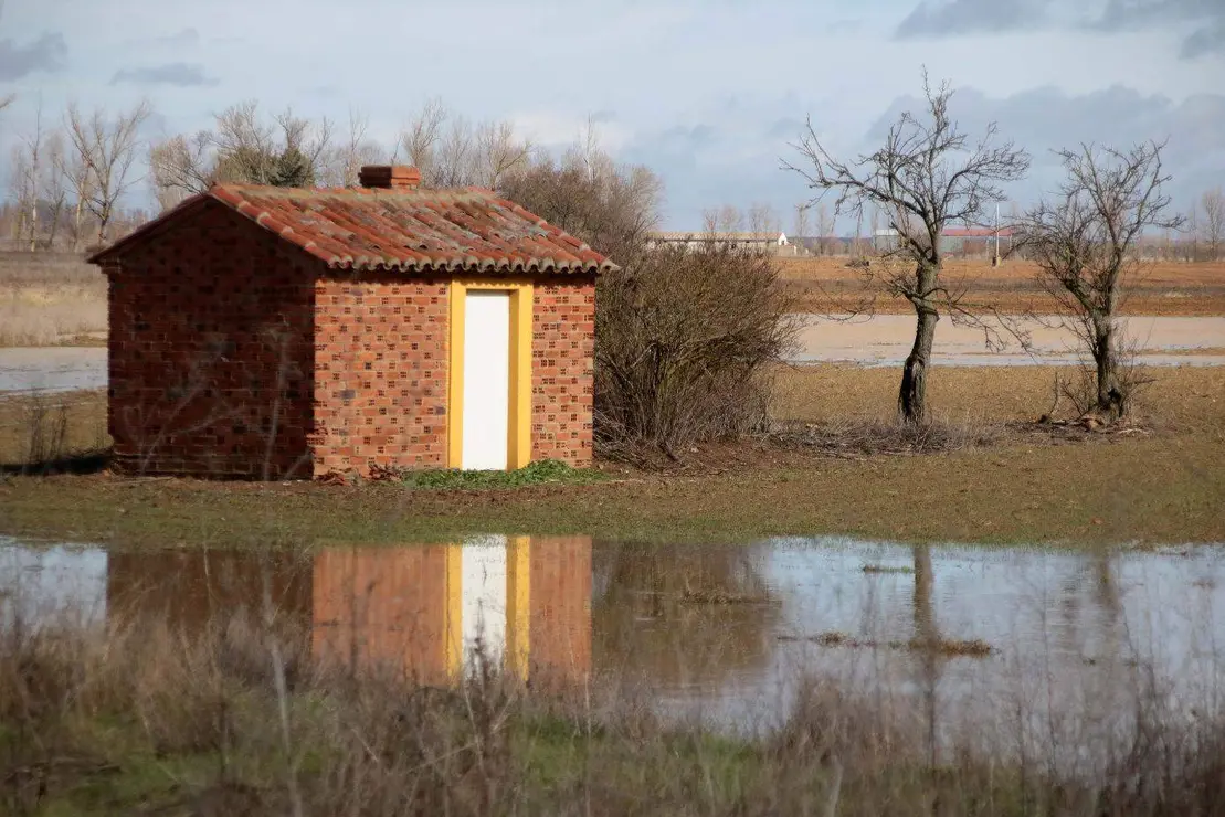 El r&iacute;o Cea desborda en la localidad de Valderas. Foto: Peio Garc&iacute;a