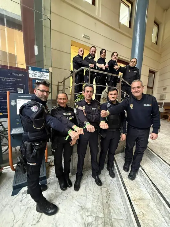 Representantes pol&iacute;ticos, sociales e institucionales de Le&oacute;n, junto a&nbsp;cientos de ciudadanos, se visten con el 'brazalete verde' para apoyar la investigaci&oacute;n contra el c&aacute;ncer, a sus pacientes y quienes les acompa&ntilde;an. Fotos: AECC Le&oacute;n y RRSS.