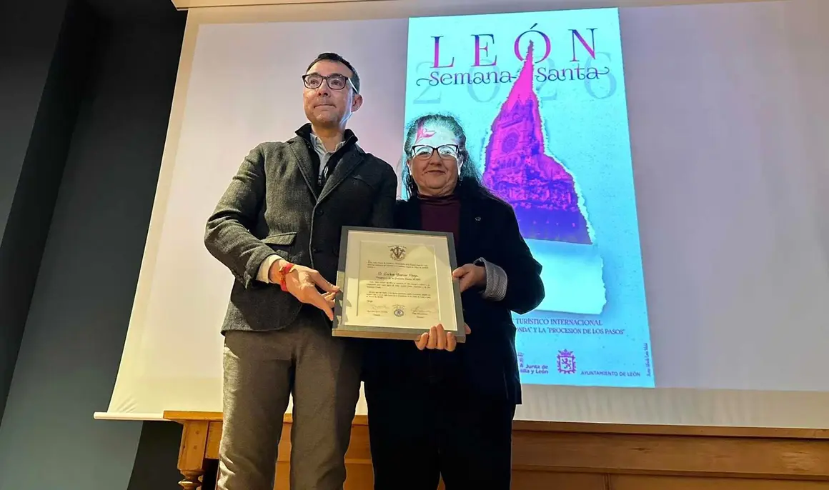 El Museo Diocesano y de la Semana Santa de Le&oacute;n acogi&oacute; este jueves el acto oficial de nombramiento de Carlos Garc&iacute;a Rioja como pregonero de la Semana Santa de Le&oacute;n 2026, una designaci&oacute;n con la que la Junta Mayor de Cofrad&iacute;as y Hermandades reconoce una trayectoria personal y vital profundamente ligada a la Pasi&oacute;n leonesa. Fotos: AytoLe&oacute;n
