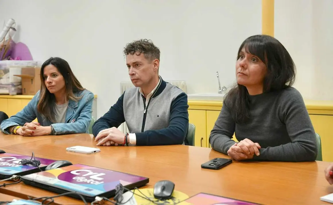 El PSOE de Le&oacute;n ha mantenido un encuentro con el AMPA del IES Obispo Arg&uuml;elles de Villablino, donde se abord&oacute; la implantaci&oacute;n de un ciclo formativo de Grado Medio de Inform&aacute;tica, iniciativa que &ldquo;contar&aacute; con apoyo y compromiso si los socialistas gobiernan en Castilla y Le&oacute;n&rdquo;, seg&uacute;n han trasladado madres y padres del centro.