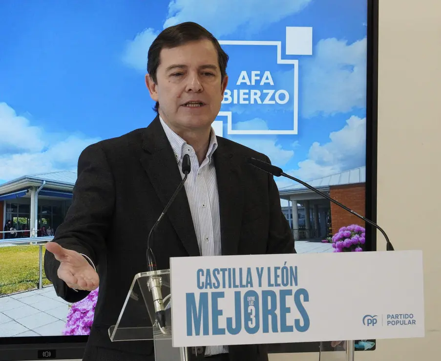 El presidente del Partido Popular de Castilla y Le&oacute;n y candidato a la Presidencia de la Junta, Alfonso Fern&aacute;ndez Ma&ntilde;ueco, durante su visita a la Asociaci&oacute;n de Alzheimer Bierzo (AFA)
