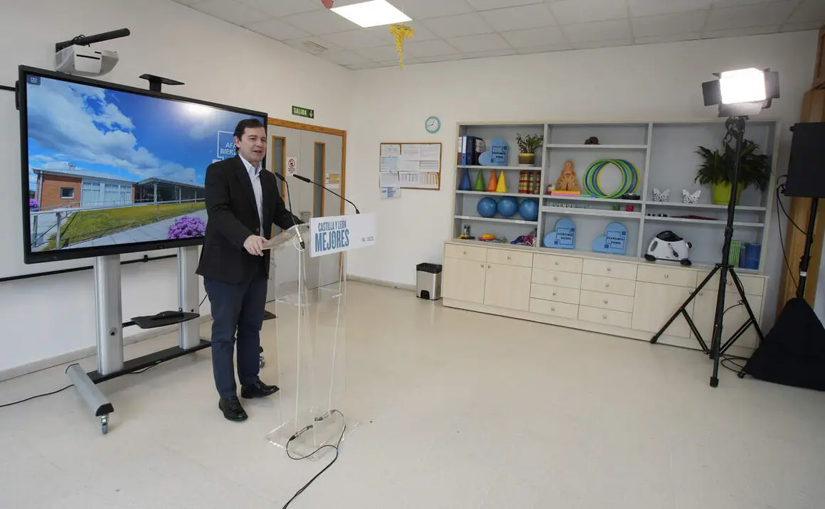 El presidente del Partido Popular de Castilla y Le&oacute;n y candidato a la Presidencia de la Junta, Alfonso Fern&aacute;ndez Ma&ntilde;ueco, durante su visita a la Asociaci&oacute;n de Alzheimer Bierzo (AFA)