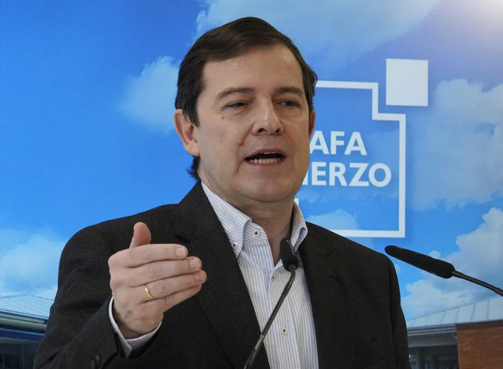 El presidente del Partido Popular de Castilla y Le&oacute;n y candidato a la Presidencia de la Junta, Alfonso Fern&aacute;ndez Ma&ntilde;ueco, durante su visita a la Asociaci&oacute;n de Alzheimer Bierzo (AFA)