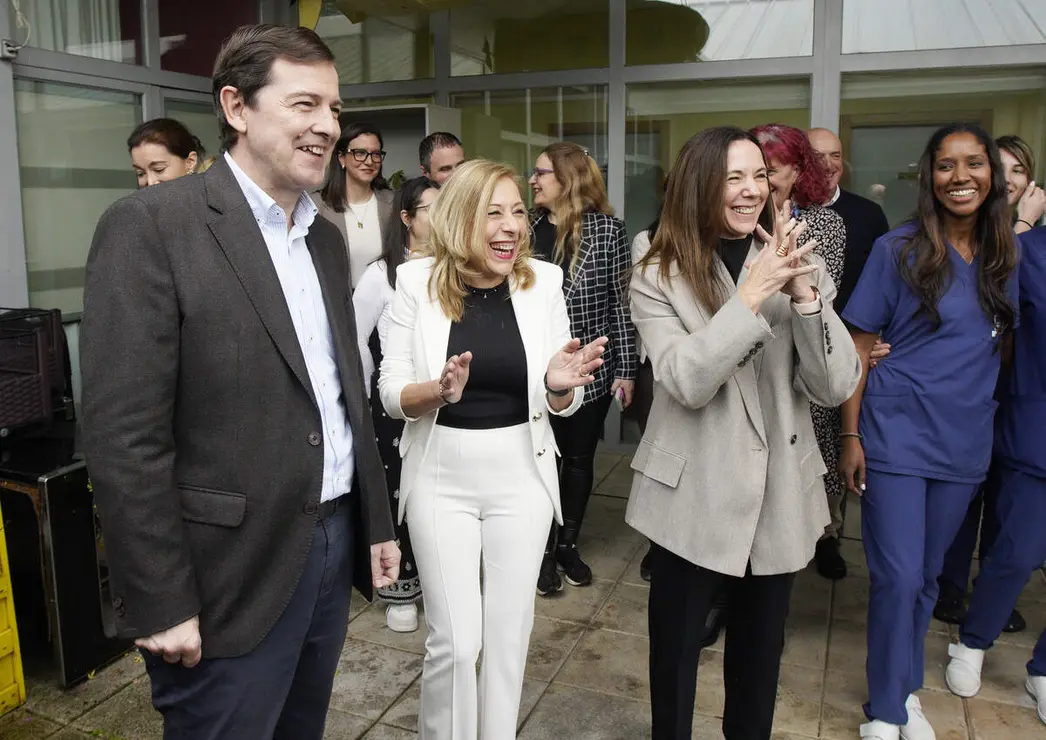 El presidente del Partido Popular de Castilla y Le&oacute;n y candidato a la Presidencia de la Junta, Alfonso Fern&aacute;ndez Ma&ntilde;ueco, durante su visita a la Asociaci&oacute;n de Alzheimer Bierzo (AFA)