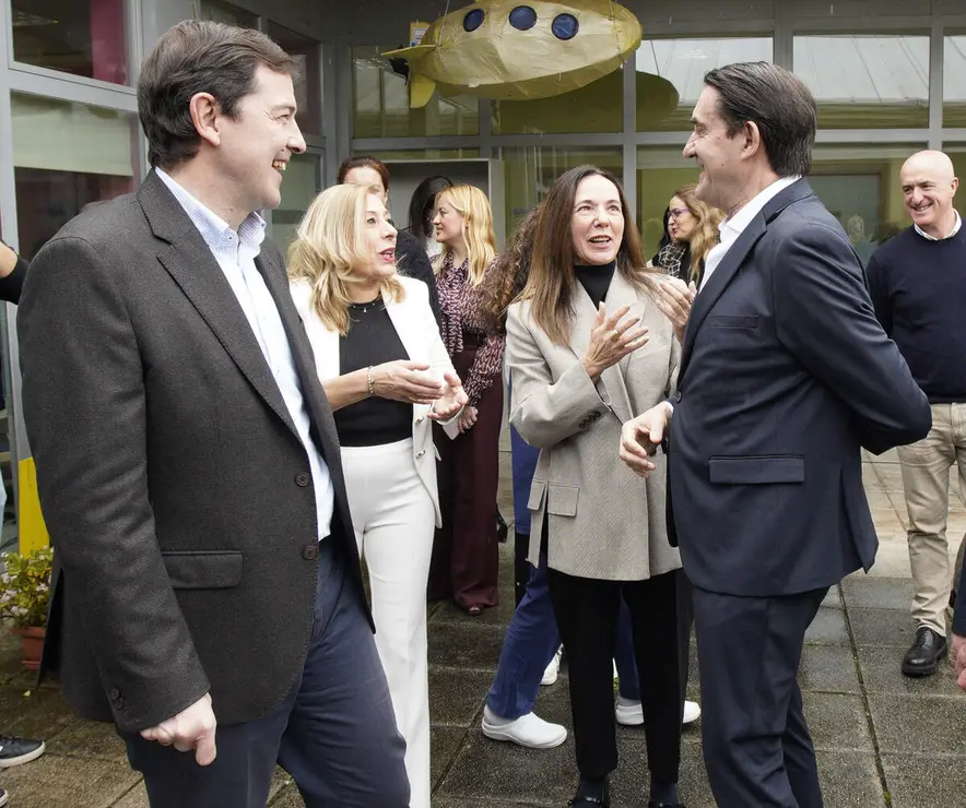 El presidente del Partido Popular de Castilla y Le&oacute;n y candidato a la Presidencia de la Junta, Alfonso Fern&aacute;ndez Ma&ntilde;ueco, durante su visita a la Asociaci&oacute;n de Alzheimer Bierzo (AFA)