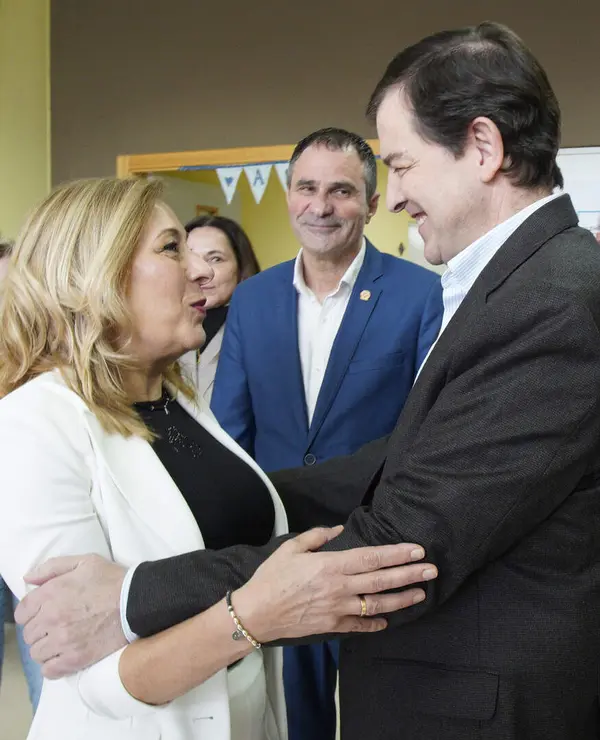 El presidente del Partido Popular de Castilla y Le&oacute;n y candidato a la Presidencia de la Junta, Alfonso Fern&aacute;ndez Ma&ntilde;ueco, durante su visita a la Asociaci&oacute;n de Alzheimer Bierzo (AFA)