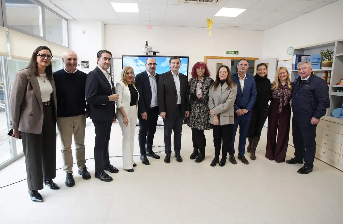 El presidente del Partido Popular de Castilla y Le&oacute;n y candidato a la Presidencia de la Junta, Alfonso Fern&aacute;ndez Ma&ntilde;ueco, durante su visita a la Asociaci&oacute;n de Alzheimer Bierzo (AFA)