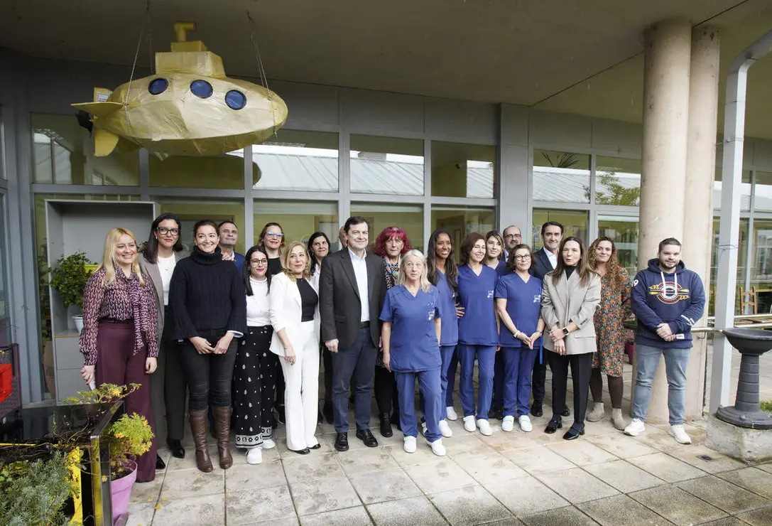 El presidente del Partido Popular de Castilla y Le&oacute;n y candidato a la Presidencia de la Junta, Alfonso Fern&aacute;ndez Ma&ntilde;ueco, durante su visita a la Asociaci&oacute;n de Alzheimer Bierzo (AFA)