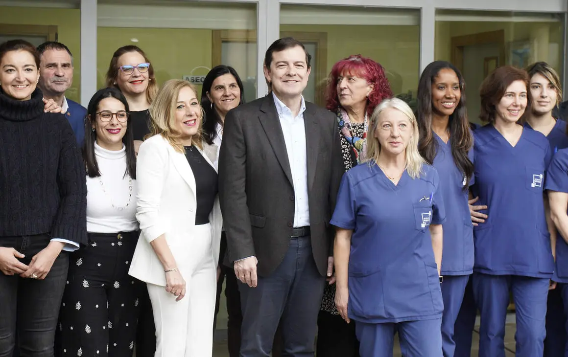 El presidente del Partido Popular de Castilla y Le&oacute;n y candidato a la Presidencia de la Junta, Alfonso Fern&aacute;ndez Ma&ntilde;ueco, durante su visita a la Asociaci&oacute;n de Alzheimer Bierzo (AFA)