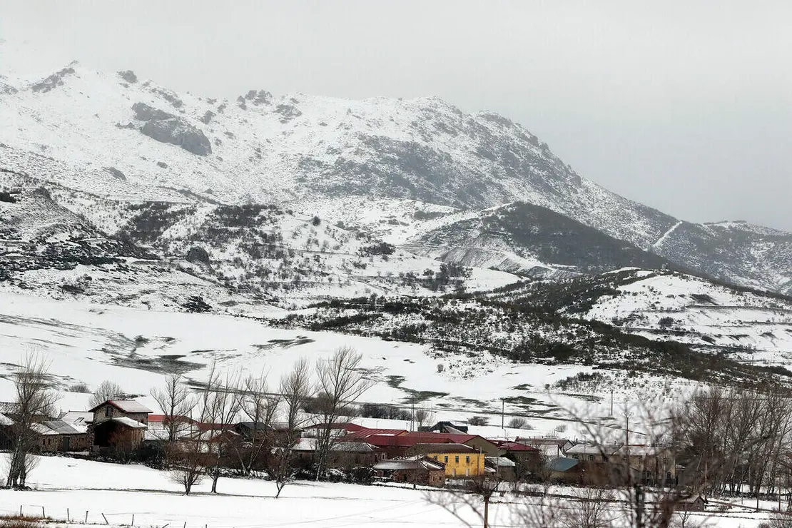 La nieve cubre los valles de la comarca de Arb&aacute;s, Le&oacute;n