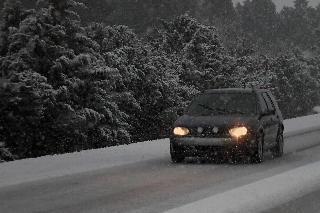 La nieve dificulta el tr&aacute;fico en la N-630 a la salida de Le&oacute;n