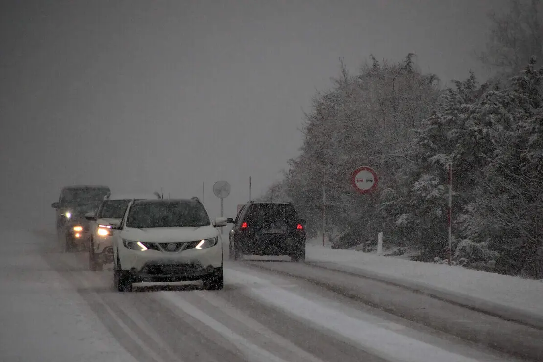 La nieve dificulta el tr&aacute;fico en la N-630 a la salida de Le&oacute;n
