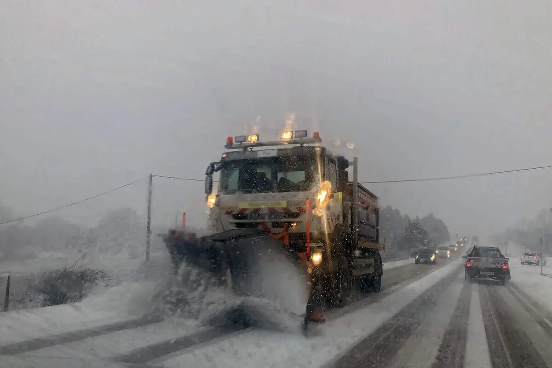La nieve dificulta el tr&aacute;fico en la N-630 a la salida de Le&oacute;n