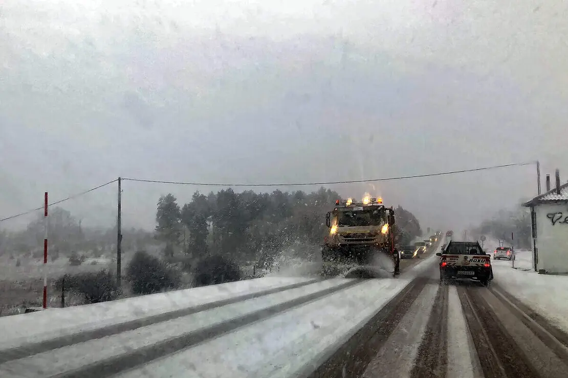 La nieve dificulta el tr&aacute;fico en la N-630 a la salida de Le&oacute;n