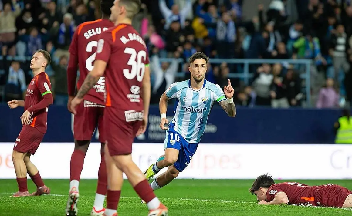 Intenso duelo en La Rosaleda entre el M&aacute;laga y la Cultural marcado en la primera mitad por el gol de Calero. Larrubia mata a la Cultural en el descuento.