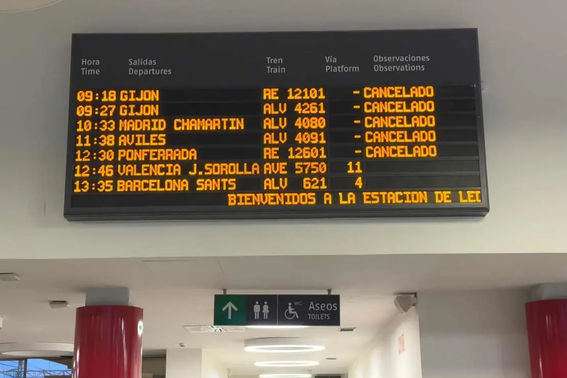 La estaci&oacute;n de trenes de Le&oacute;n ofrec&iacute;a este lunes a primera hora una imagen poco habitual: andenes desiertos, paneles de informaci&oacute;n con m&uacute;ltiples avisos de cancelaci&oacute;n y viajeros consultando sus m&oacute;viles en busca de confirmaci&oacute;n.