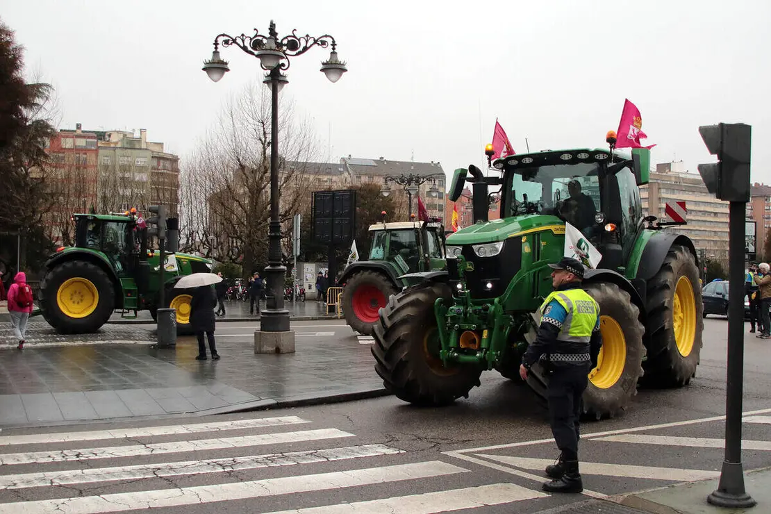 Salida de la columna de tractores organizada por la Uni&oacute;n de Campesinos de Le&oacute;n que parten hacia Madrid para protagonizar una protesta el 11 de febrero