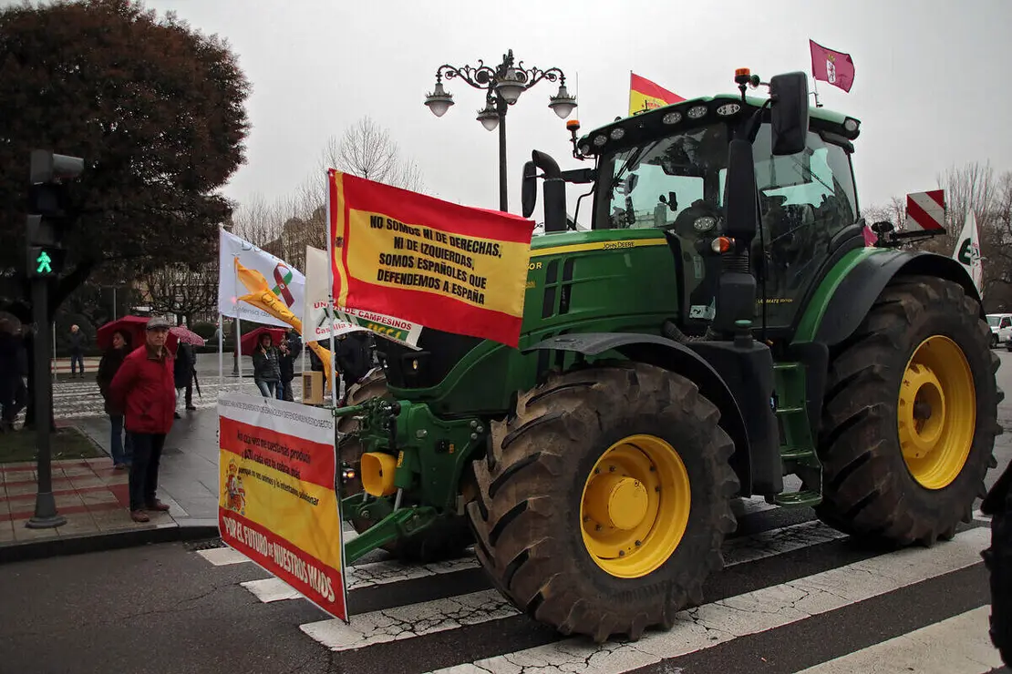 Salida de la columna de tractores organizada por la Uni&oacute;n de Campesinos de Le&oacute;n que parten hacia Madrid para protagonizar una protesta el 11 de febrero