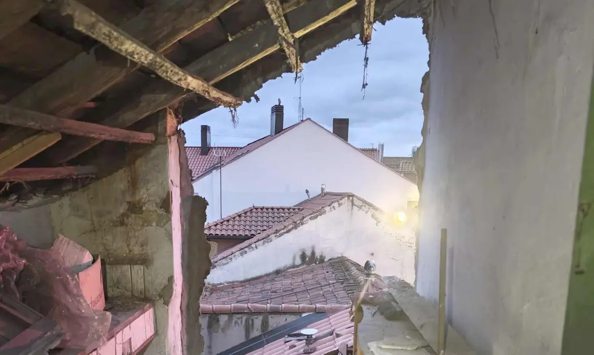 La lluvia y el deterioro causaron la ca&iacute;da de la fachada lateral del inmueble de San Marcelo.