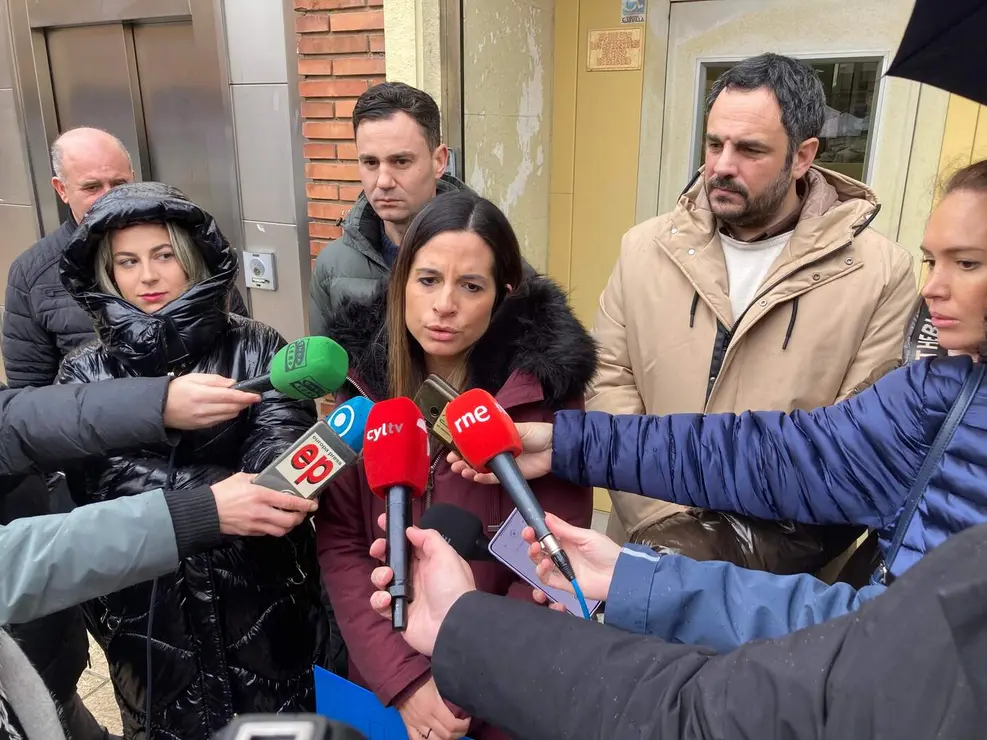 La vicesecretaria general del PSOE de Castilla y Le&oacute;n y candidata a las Cortes, Nuria Rubio, acompa&ntilde;ada de otros miembros de la candidatura y del secretario general del PSOE de Le&oacute;n, Javier Alfonso Cend&oacute;n, ofrece declaraciones sobre educaci&oacute;n
