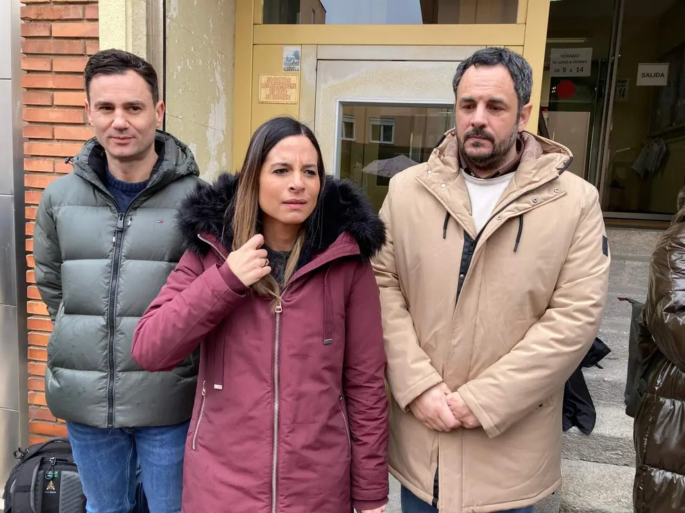 La vicesecretaria general del PSOE de Castilla y Le&oacute;n y candidata a las Cortes, Nuria Rubio, acompa&ntilde;ada de otros miembros de la candidatura y del secretario general del PSOE de Le&oacute;n, Javier Alfonso Cend&oacute;n, ofrece declaraciones sobre educaci&oacute;n