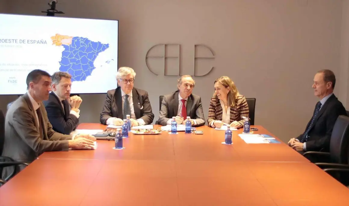 Los presidentes de la Federaci&oacute;n Asturiana de Empresarios, la Confederaci&oacute;n de Empresarios de Galicia y la Federaci&oacute;n Leonesa de Empresarios, Mar&iacute;a Calvo, Juan Manuel Vieites y Juan Mar&iacute;a Vallejo, mantienen una reuni&oacute;n de coordinaci&oacute;n y seguimiento sobre la situaci&oacute;n del Corredor Atl&aacute;ntico Noroeste