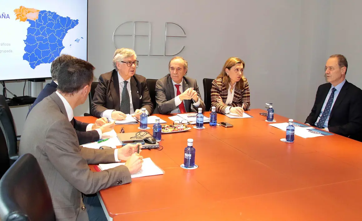 Los presidentes de la Federaci&oacute;n Asturiana de Empresarios, la Confederaci&oacute;n de Empresarios de Galicia y la Federaci&oacute;n Leonesa de Empresarios, Mar&iacute;a Calvo, Juan Manuel Vieites y Juan Mar&iacute;a Vallejo, mantienen una reuni&oacute;n de coordinaci&oacute;n y seguimiento sobre la situaci&oacute;n del Corredor Atl&aacute;ntico Noroeste