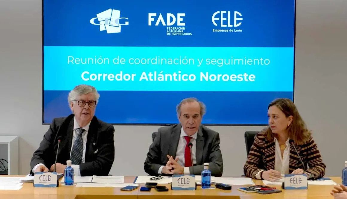 Los presidentes de la Federaci&oacute;n Asturiana de Empresarios, la Confederaci&oacute;n de Empresarios de Galicia y la Federaci&oacute;n Leonesa de Empresarios, Mar&iacute;a Calvo, Juan Manuel Vieites y Juan Mar&iacute;a Vallejo, mantienen una reuni&oacute;n de coordinaci&oacute;n y seguimiento sobre la situaci&oacute;n del Corredor Atl&aacute;ntico Noroeste. Fotos: Peio Garc&iacute;a