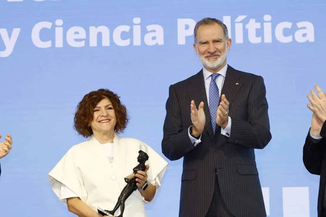 Capitolina D&iacute;az Mart&iacute;nez recibe de manos del Rey el Premio Nacional de Sociolog&iacute;a y Ciencia Pol&iacute;tica 2025. La catedr&aacute;tica de la Universidad de Valencia, natural de Villadepalos y criada en Ponferrada, es reconocida por su trayectoria acad&eacute;mica y su aportaci&oacute;n a la igualdad de g&eacute;nero.