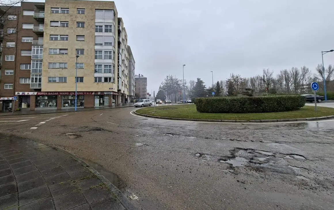 El Grupo Municipal de Uni&oacute;n del Pueblo Leon&eacute;s (UPL) ha reclamado al equipo de gobierno del Ayuntamiento de Le&oacute;n un incremento en el pr&oacute;ximo contrato del Plan de asfaltado para hacer frente al deterioro que presentan numerosas calles de la ciudad tras las lluvias y nevadas de las &uacute;ltimas semanas.