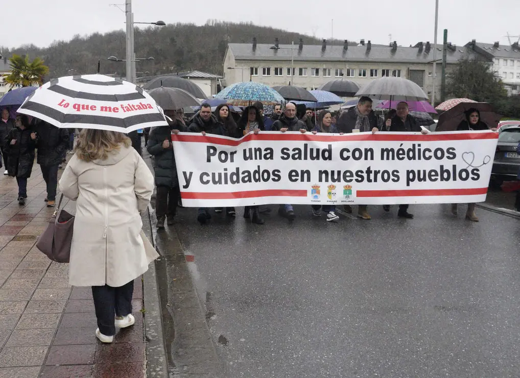 Manifestaci&oacute;n de los ayuntamientos de Toreno, P&aacute;ramo del Sil y Berlanga del Bierzo (Le&oacute;n), para reclamar mejoras sanitarias en el medio rural