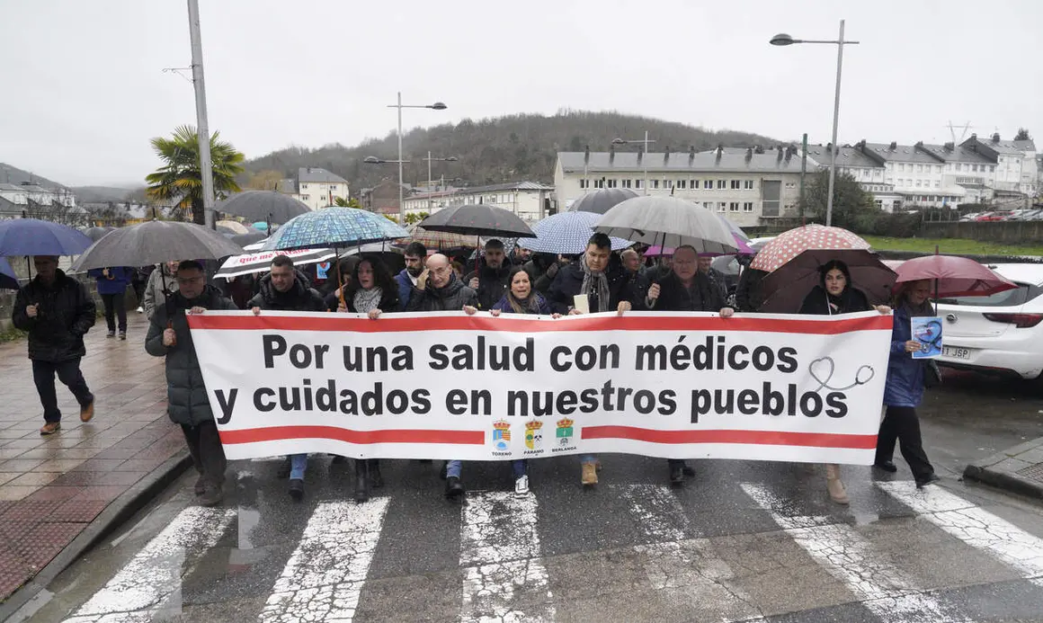 Manifestaci&oacute;n de los ayuntamientos de Toreno, P&aacute;ramo del Sil y Berlanga del Bierzo (Le&oacute;n), para reclamar mejoras sanitarias en el medio rural