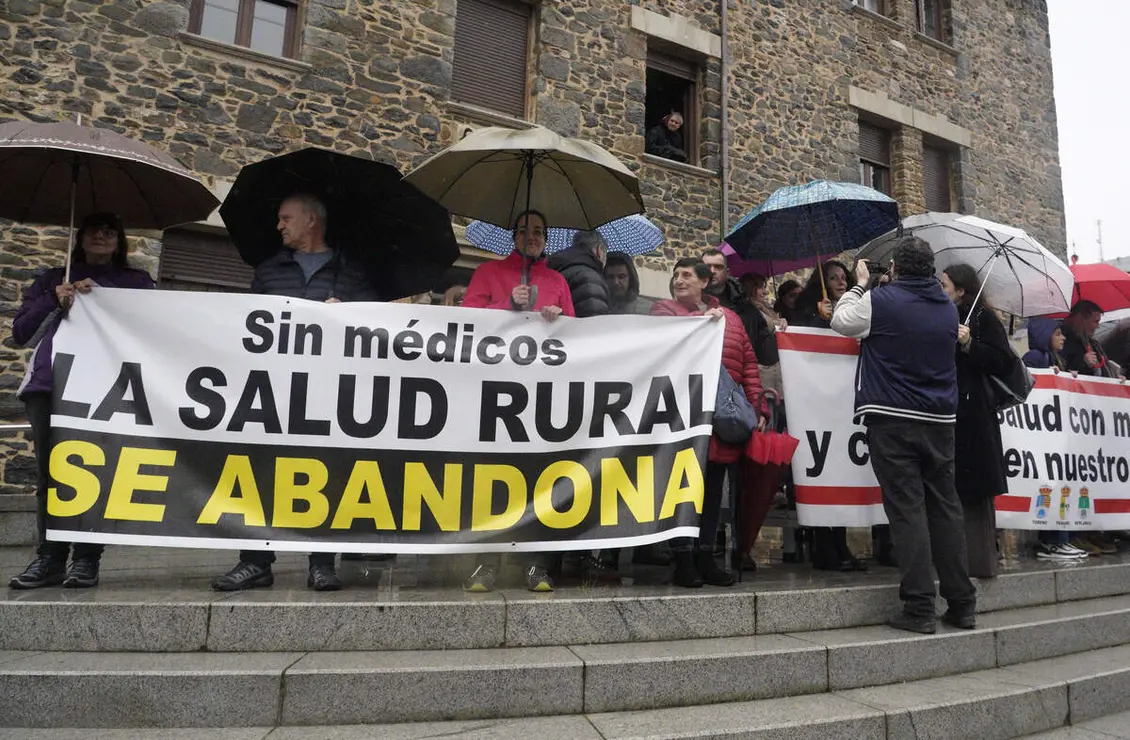 Manifestaci&oacute;n de los ayuntamientos de Toreno, P&aacute;ramo del Sil y Berlanga del Bierzo (Le&oacute;n), para reclamar mejoras sanitarias en el medio rural