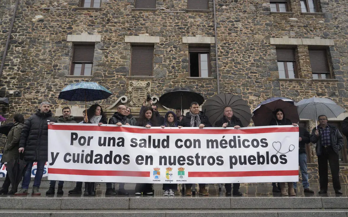 Manifestaci&oacute;n de los ayuntamientos de Toreno, P&aacute;ramo del Sil y Berlanga del Bierzo (Le&oacute;n), para reclamar mejoras sanitarias en el medio rural