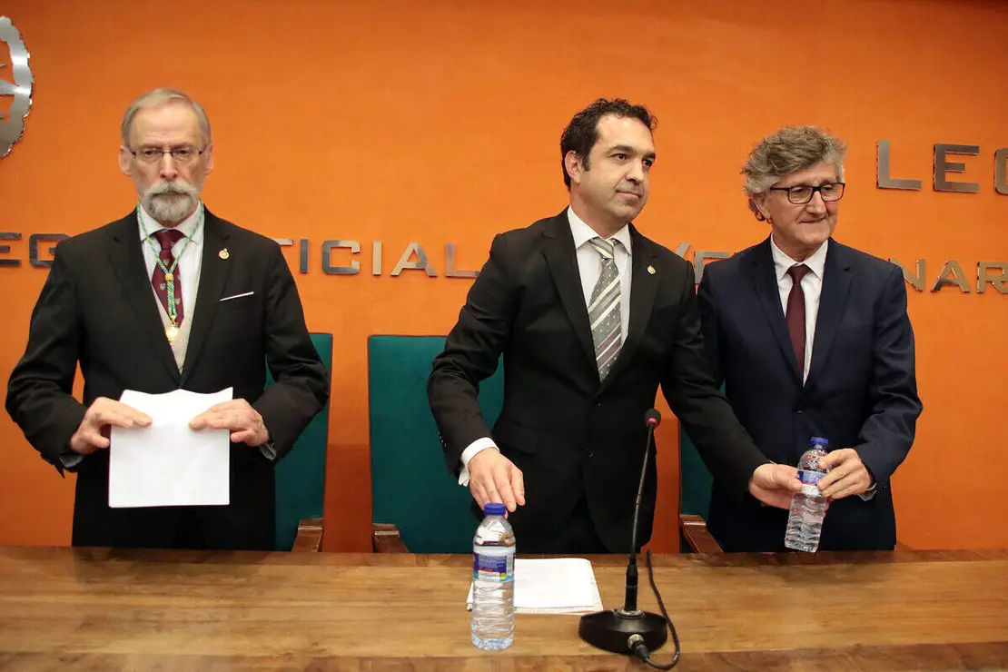 El consejero de Medio Ambiente, Juan Carlos Su&aacute;rez Qui&ntilde;ones, el delegado territorial, Eduardo Diego y el alcalde, Jos&eacute; Antonio D&iacute;ez asisten al acto de toma de posesi&oacute;n del nuevo equipo de gobierno del Colegio Oficial de la Profesi&oacute;n Veterinaria de Le&oacute;n, presidido por &Aacute;lvaro Borge