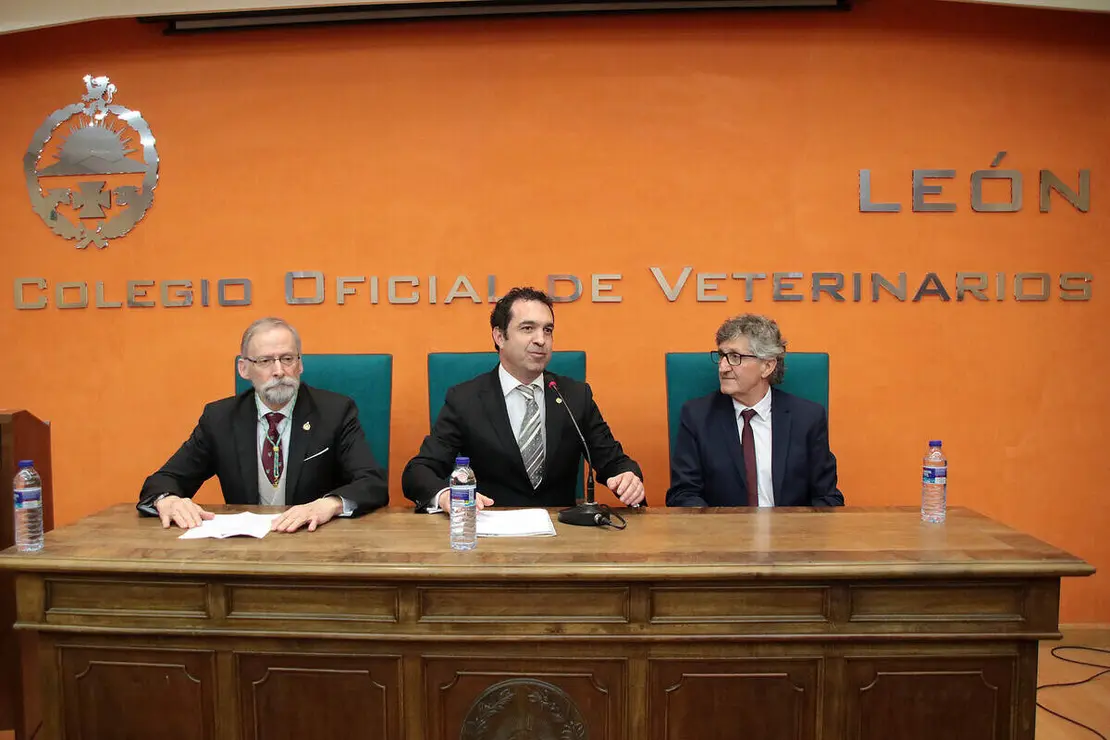 El consejero de Medio Ambiente, Juan Carlos Su&aacute;rez Qui&ntilde;ones, el delegado territorial, Eduardo Diego y el alcalde, Jos&eacute; Antonio D&iacute;ez asisten al acto de toma de posesi&oacute;n del nuevo equipo de gobierno del Colegio Oficial de la Profesi&oacute;n Veterinaria de Le&oacute;n, presidido por &Aacute;lvaro Borge